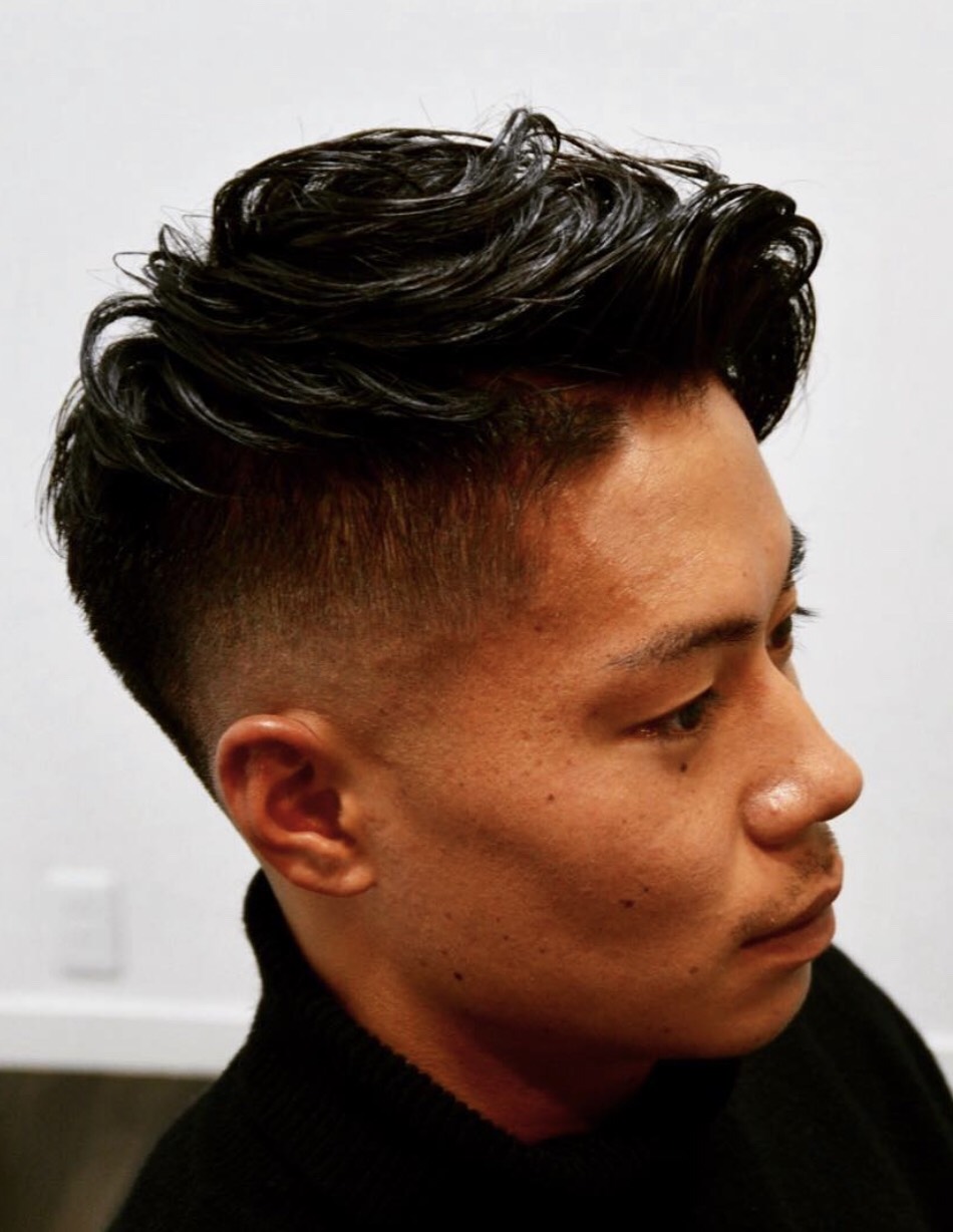 前髪長め フェードカット 髪型 メンズ　バーバースタイル スキンフェード パーマ ビジネスヘア