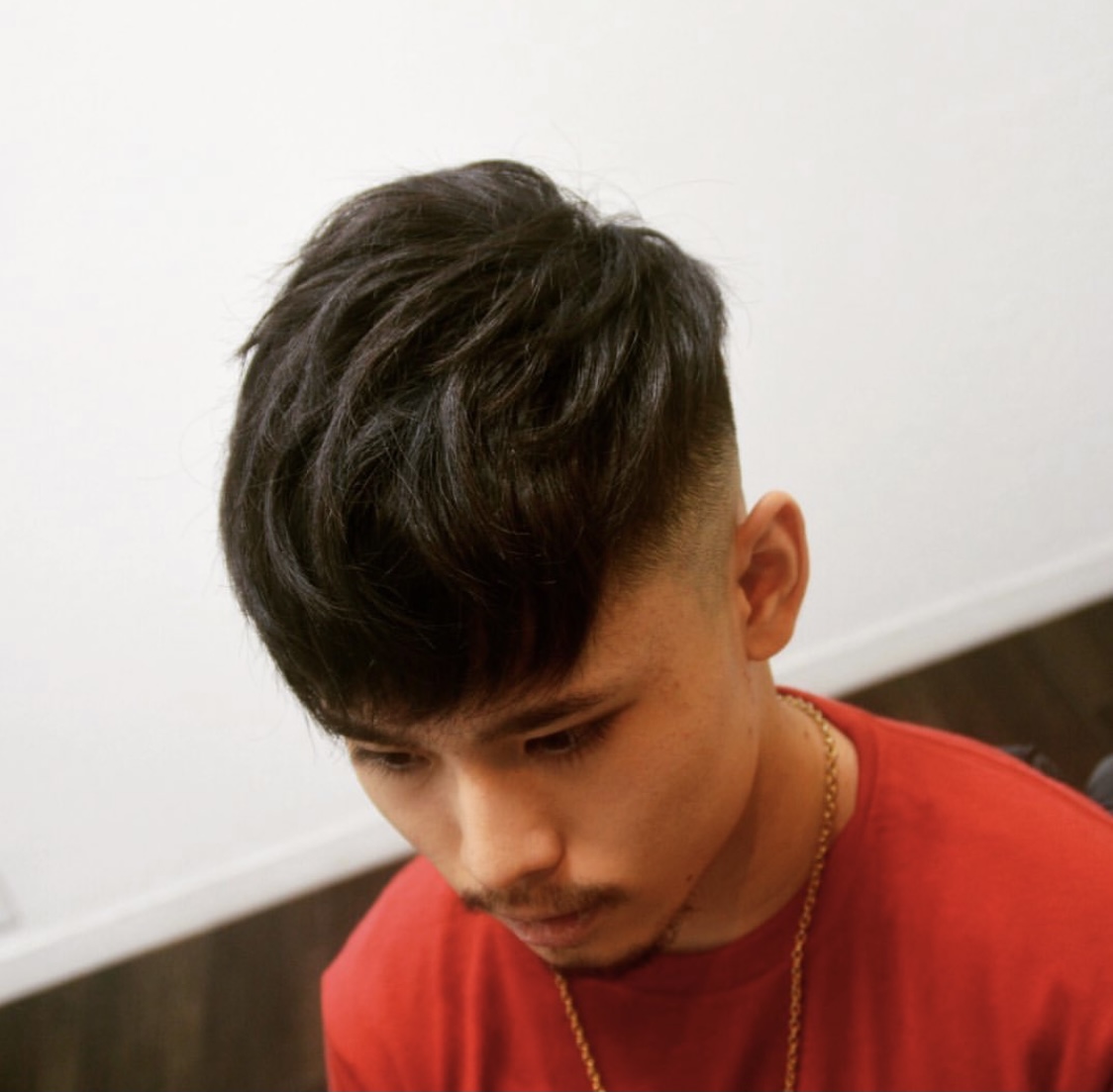 前髪長め フェードカット 髪型 メンズ　バーバースタイル スキンフェード マッシュ