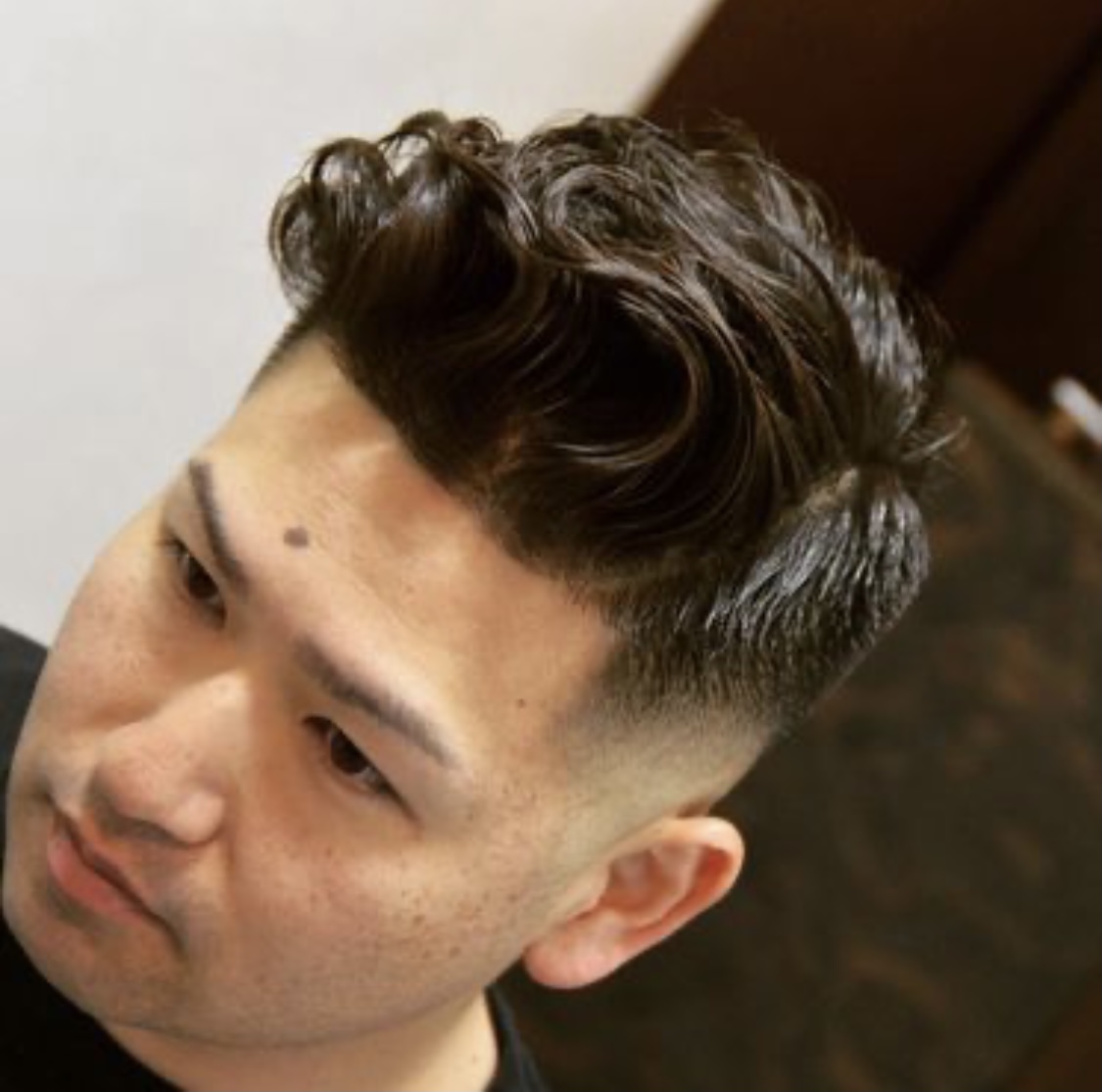 前髪長め フェードカット 髪型 メンズ　バーバースタイル スキンフェード パーマ